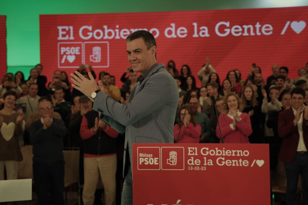 Sánchez acude en Falcon a un mitin en el que reclama «coherencia a la minoría elitista»