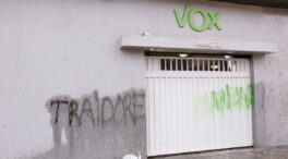 La sede de Vox amanece con pintadas ofensivas tras las acusaciones de Olona