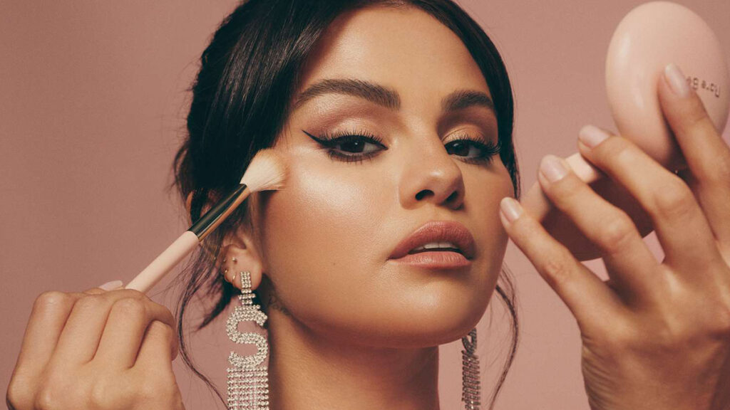 Selena Gómez con productos de Rare Beauty