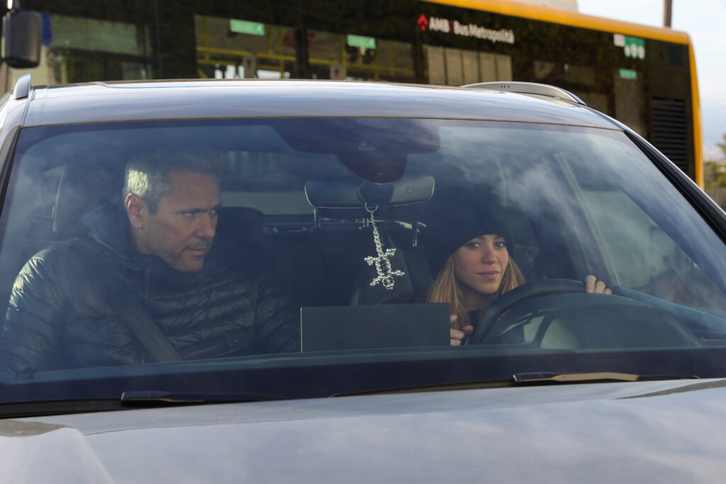 Shakira y su hermano Tonino en coche. Gtres