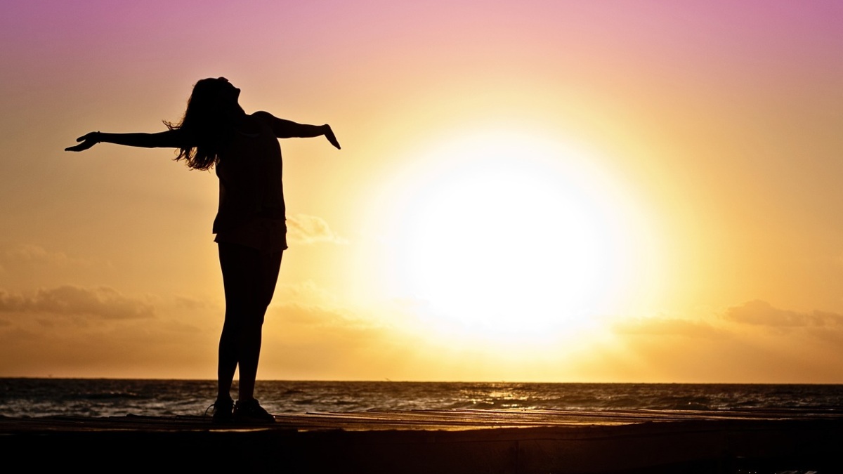 Una persona en el sol del atardecer. Foto: Pixabay