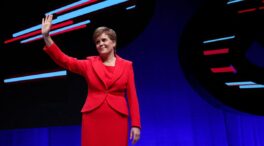 Dimite la ministra principal de Escocia tras la polémica ley que facilita la transición de género