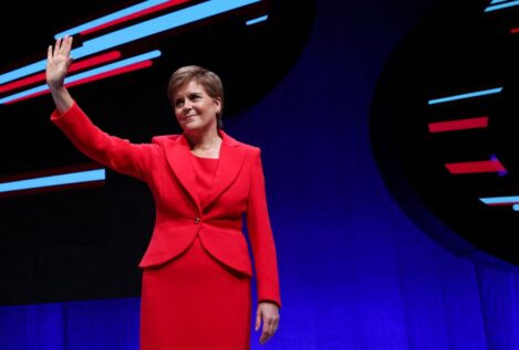 Dimite la ministra principal de Escocia tras la polémica ley que facilita la transición de género