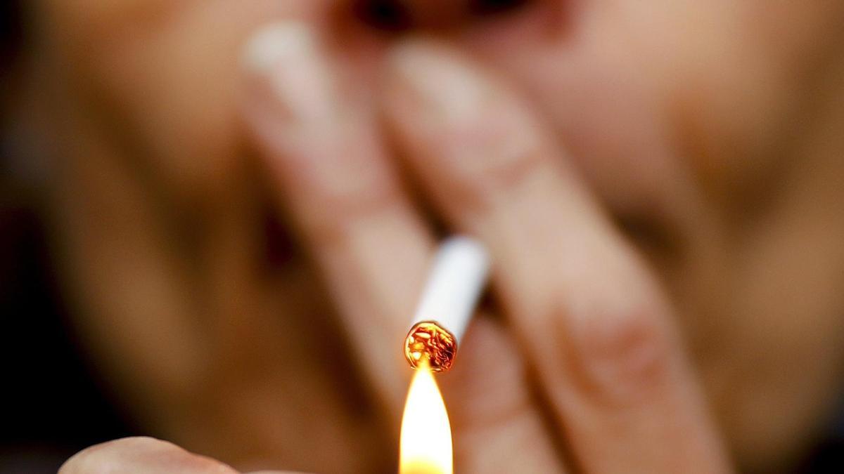 Sanidad financia un nuevo tratamiento para «dejar de fumar en 25 días»