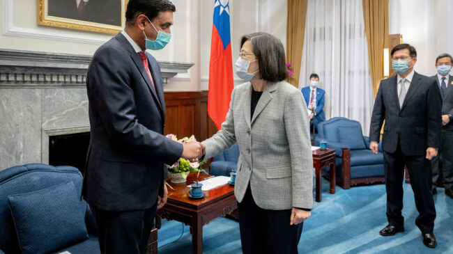 La líder de Taiwán afirma que la isla "sigue reforzando lazos militares" con EE.UU.