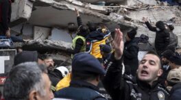 (VÍDEO) Un segundo sismo de 7,5 sacude Turquía unas horas después mientras la ayuda internacional comienza a movilizarse