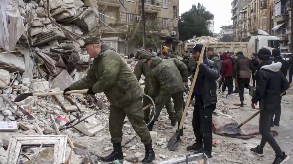 Los rescatistas, entre los escombros del noroeste de Siria: «Se está agotando el tiempo»