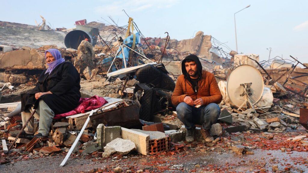 Los terremotos de Turquía y Siria dejan al menos 4.365 muertos: «Era el apocalipsis»