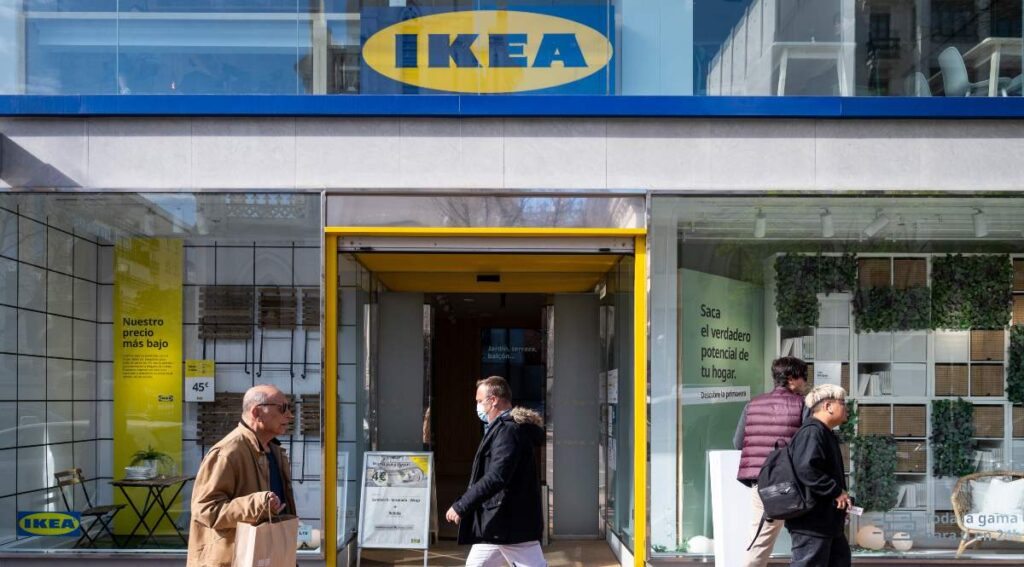 Una tienda IKEA a pie de calle
