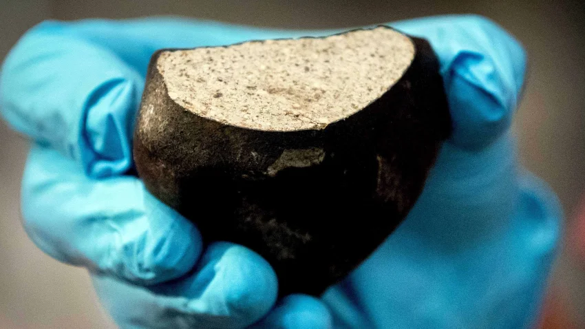 Hallan los restos de un meteorito de más de 45.000 millones de años que cayó en Italia a 300 kilómetros por hora