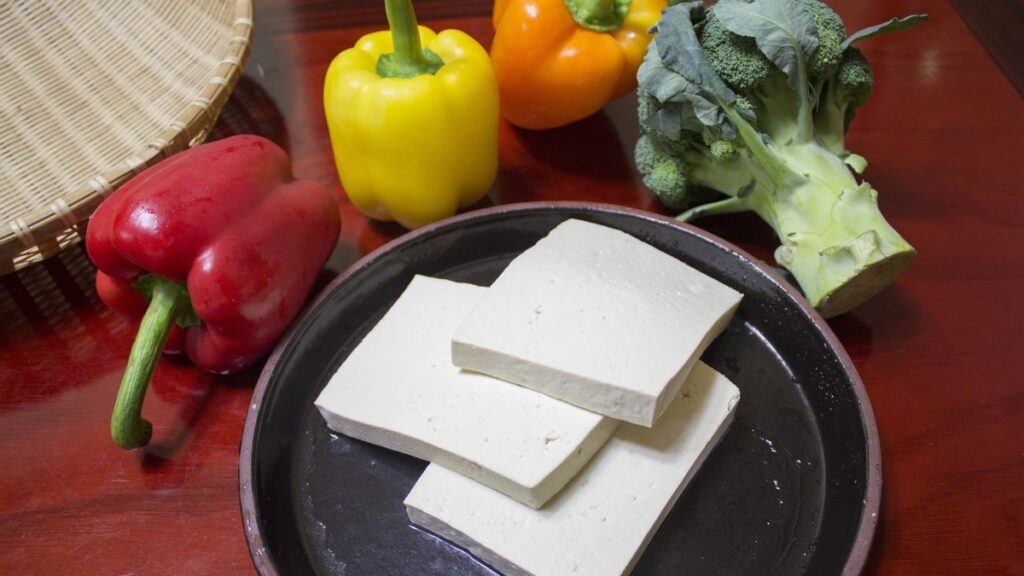 Tofu en láminas y verduras para perder peso.