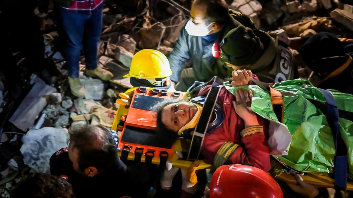 Rescatada con vida una mujer de 70 años 212 horas después de los terremotos en Turquía