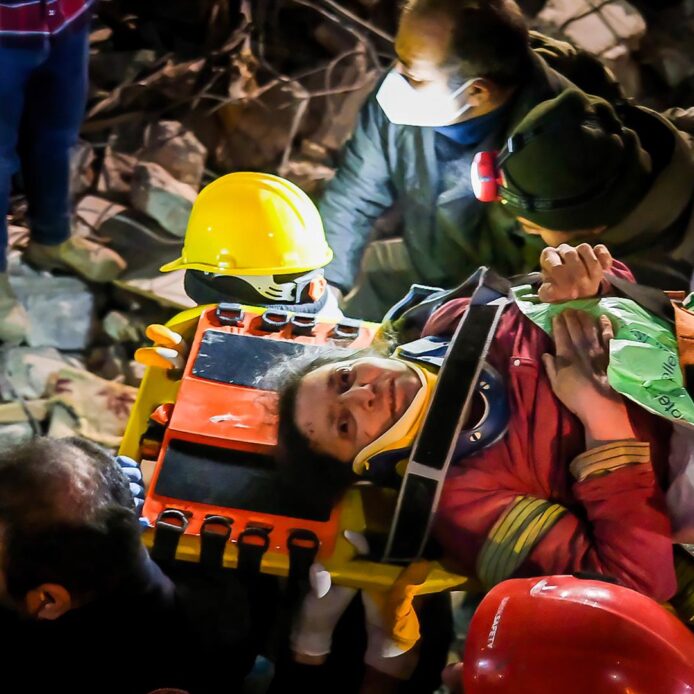Rescatada con vida una mujer de 70 años 212 horas después de los terremotos en Turquía
