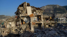 Rescatadas con vida tres personas tras cerca de 300 horas bajo los escombros en Turquía