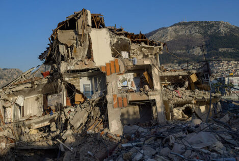 Rescatadas con vida tres personas tras cerca de 300 horas bajo los escombros en Turquía