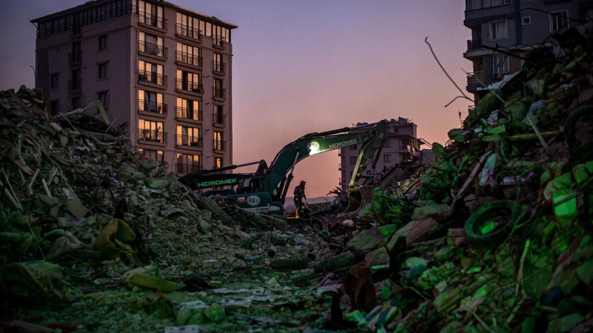 Sacados de la tierra de los muertos: tres jóvenes, rescatados tras casi 11 días sepultados entre las ruinas de Turquía
