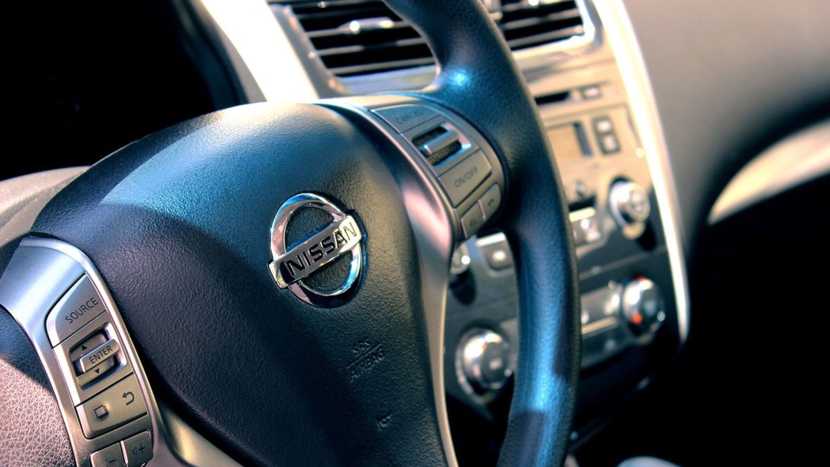 El volante de tu coche hace ruido al girar? Estos son los posibles