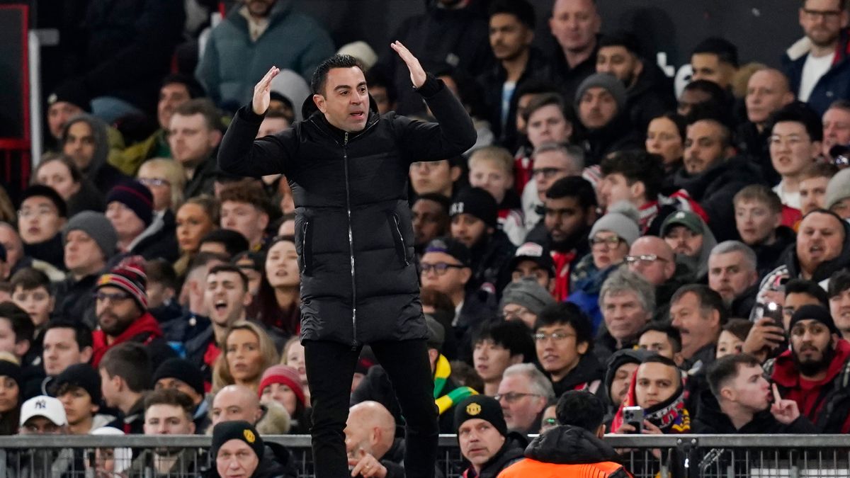 Xavi arenga a sus jugadores en Old Trafford durante la derrota ante el Manchester United. 