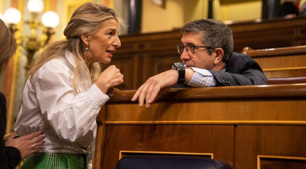La ministra Yolanda Díaz con el portavoz del PSOE Patxi López