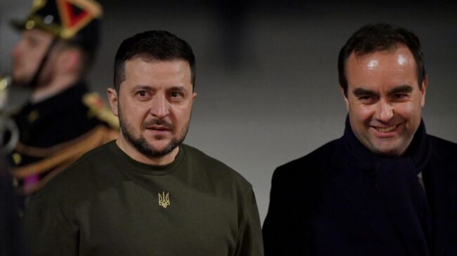 Zelenski cesa al comandante de las Fuerzas Conjuntas en la región del Donbás