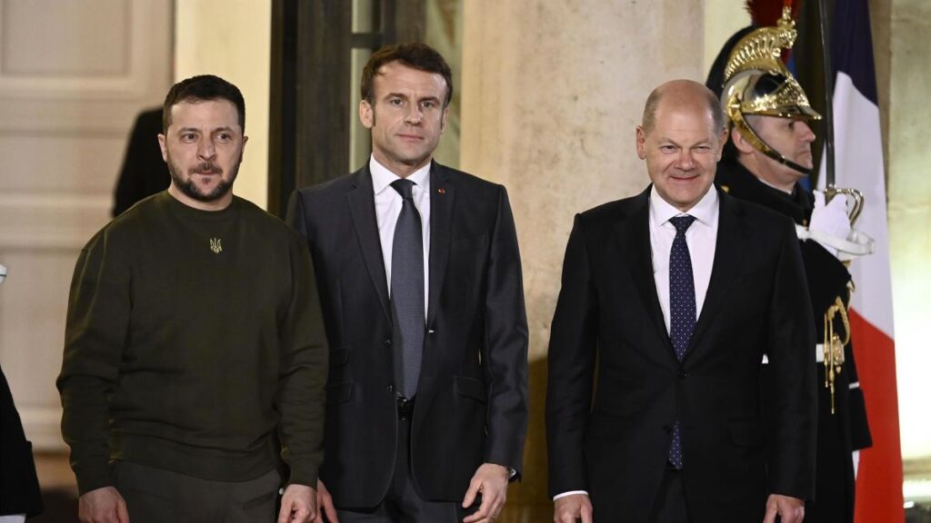 Volodimir Zelenski, Emmanuel Macron y Olaf Scholz en su encuentro en París. Foto: Julien Mattia (Le Pictorium Agenc).