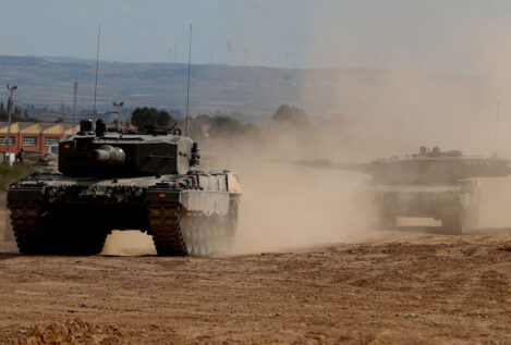 Robles confirma el envío de cuatro Leopard más a Ucrania y otro lote más de blindados