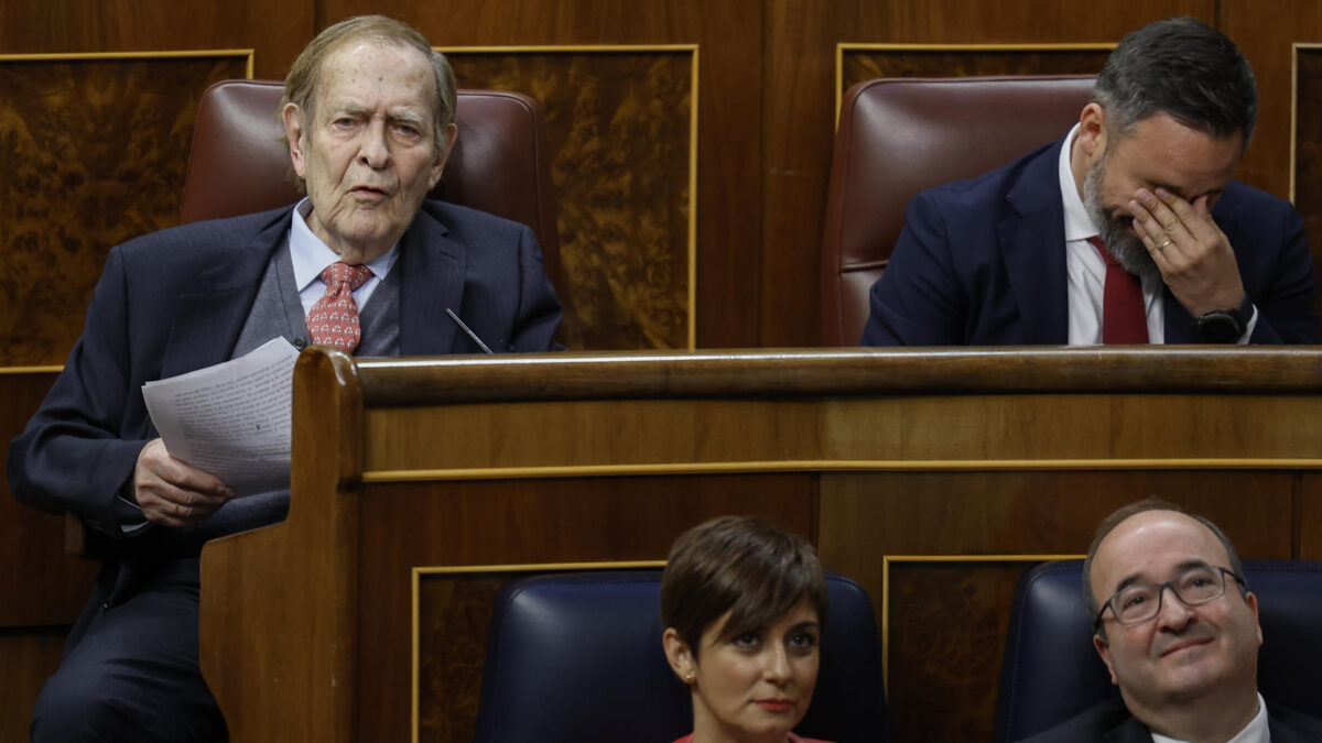 Tamames lamenta en su réplica a los partidos que se haya vuelto a las «dos Españas», peores aún que las del 36