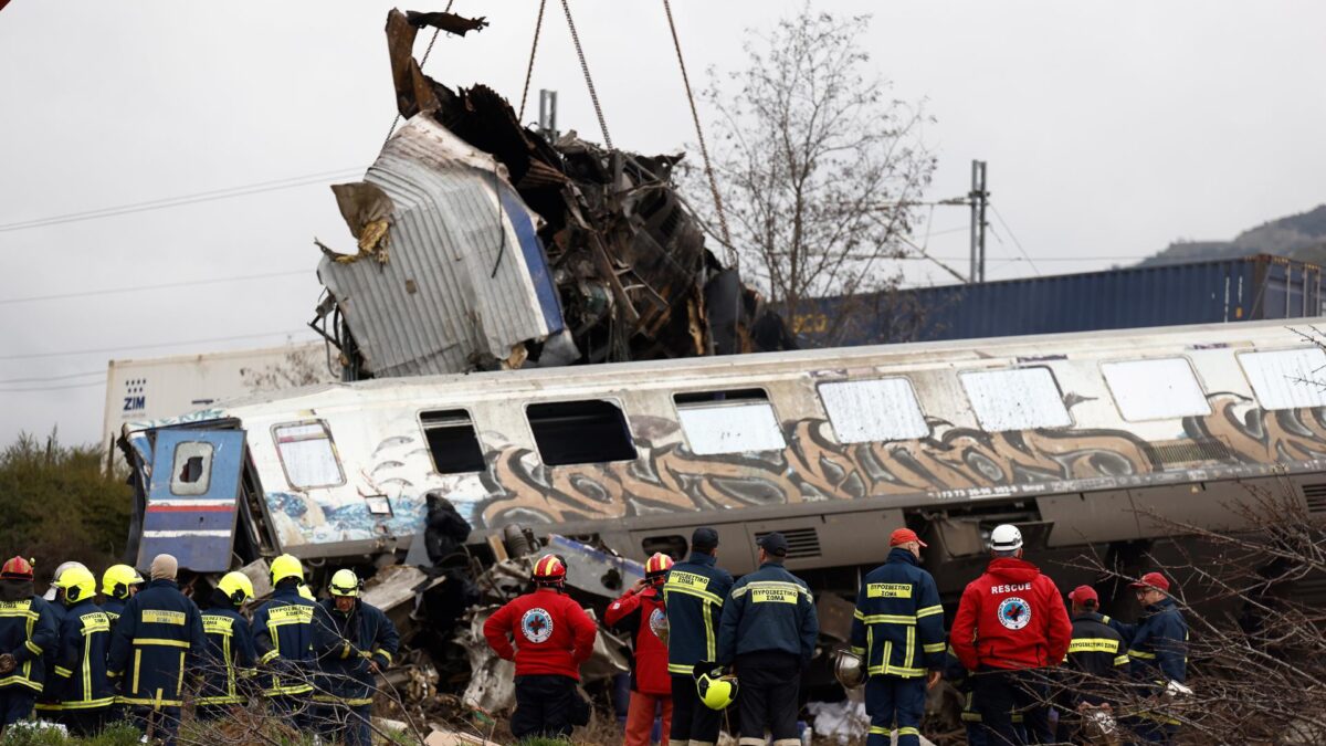 Al menos 42 muertos y decenas de heridos en el choque de dos trenes en Grecia
