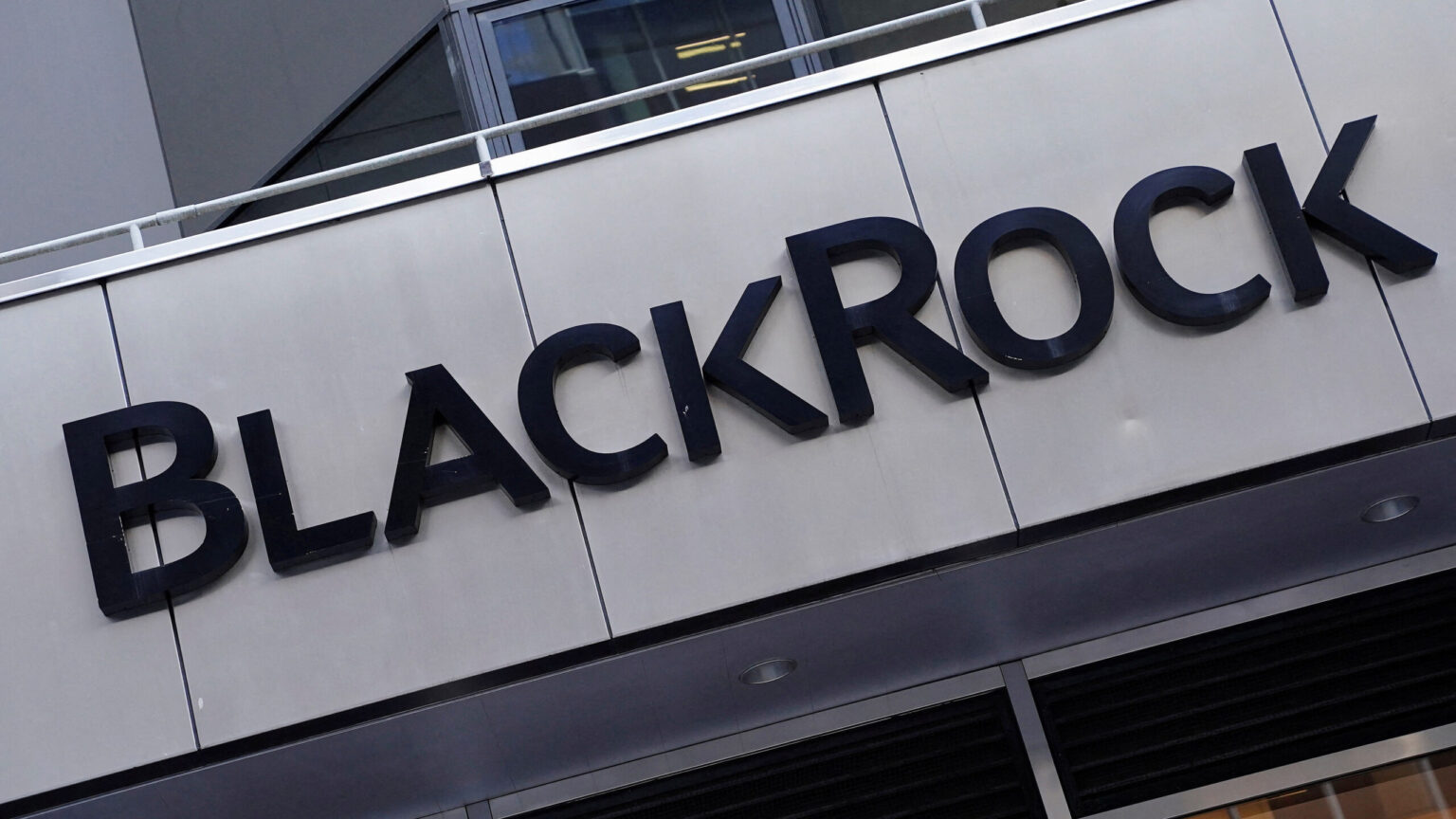 BlackRock se afianza en la banca española: llega al 7,4% en BBVA y un 6,2% en el Santander