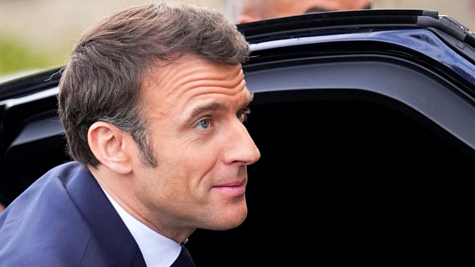 La polémica fórmula de Macron para esquivar el Parlamento en la reforma de las pensiones
