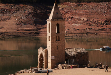 La sequía en Cataluña hace emerger de un embalse una Iglesia que no se veía desde 1990