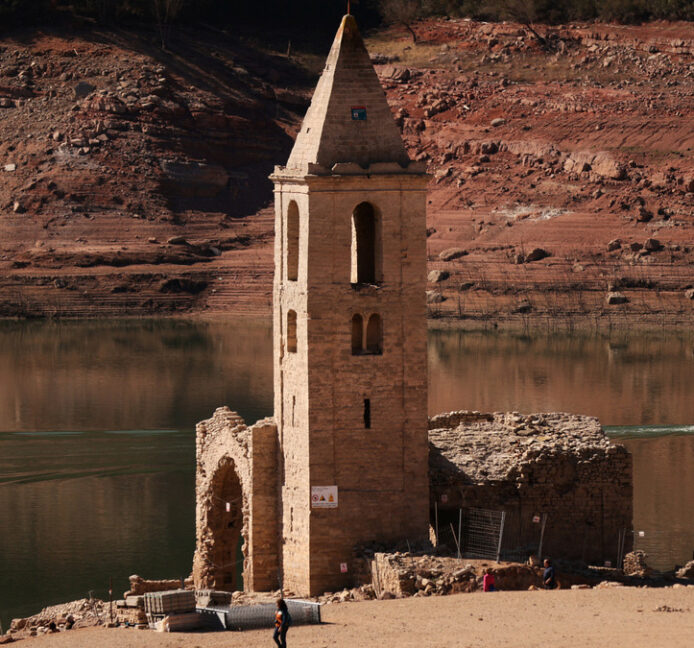 La sequía en Cataluña hace emerger de un embalse una Iglesia que no se veía desde 1990