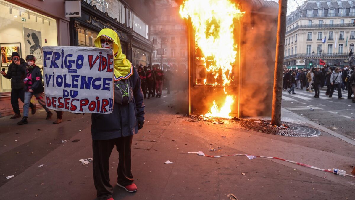 Francia se sume en el caos tras la reforma de las pensiones de Macron: más de 450 detenidos y en torno 440 agentes heridos