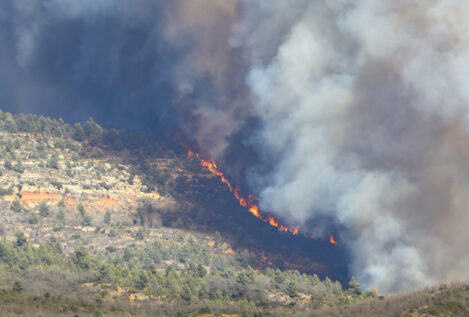 El incendio activo entre Castellón y Teruel obliga a desalojar a 800 vecinos