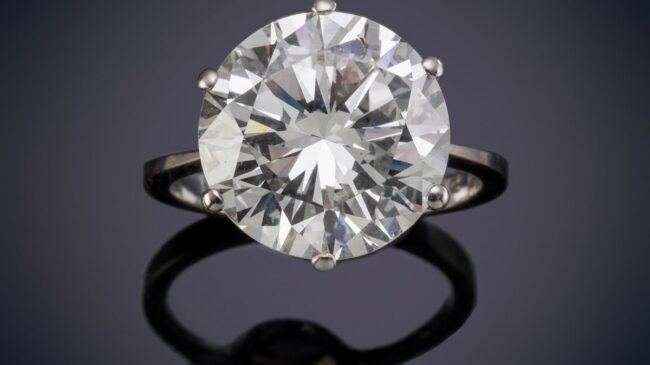 Un solitario de color J-K destaca en Fernando Durán