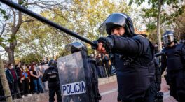 Más de cien  jóvenes atacan a la Policía y la Guardia Civil en Valencia