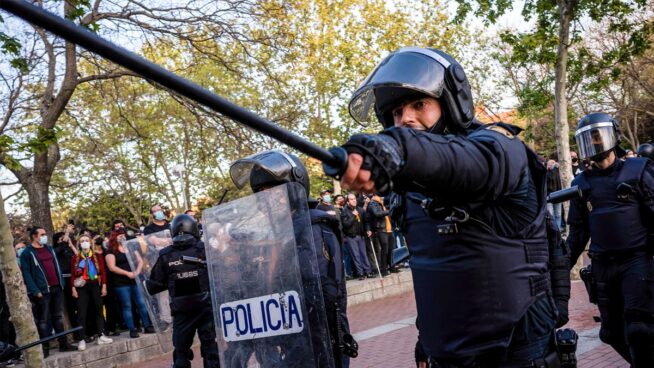 Más de cien  jóvenes atacan a la Policía y la Guardia Civil en Valencia