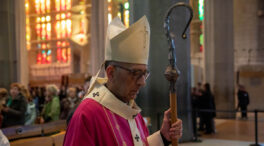 El cardenal Omella responde a la carta que le envió el joven que organiza el rosario de Ferraz