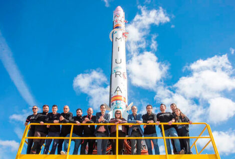 El cohete español Miura 1 se prepara para su lanzamiento