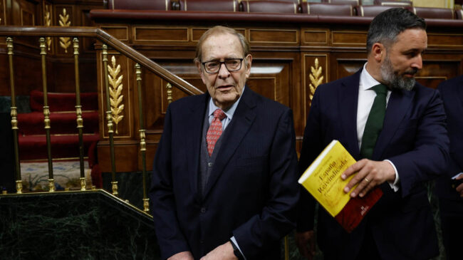 'España Reivindicada', el libro con el que Abascal ha subido a la tribuna del Congreso