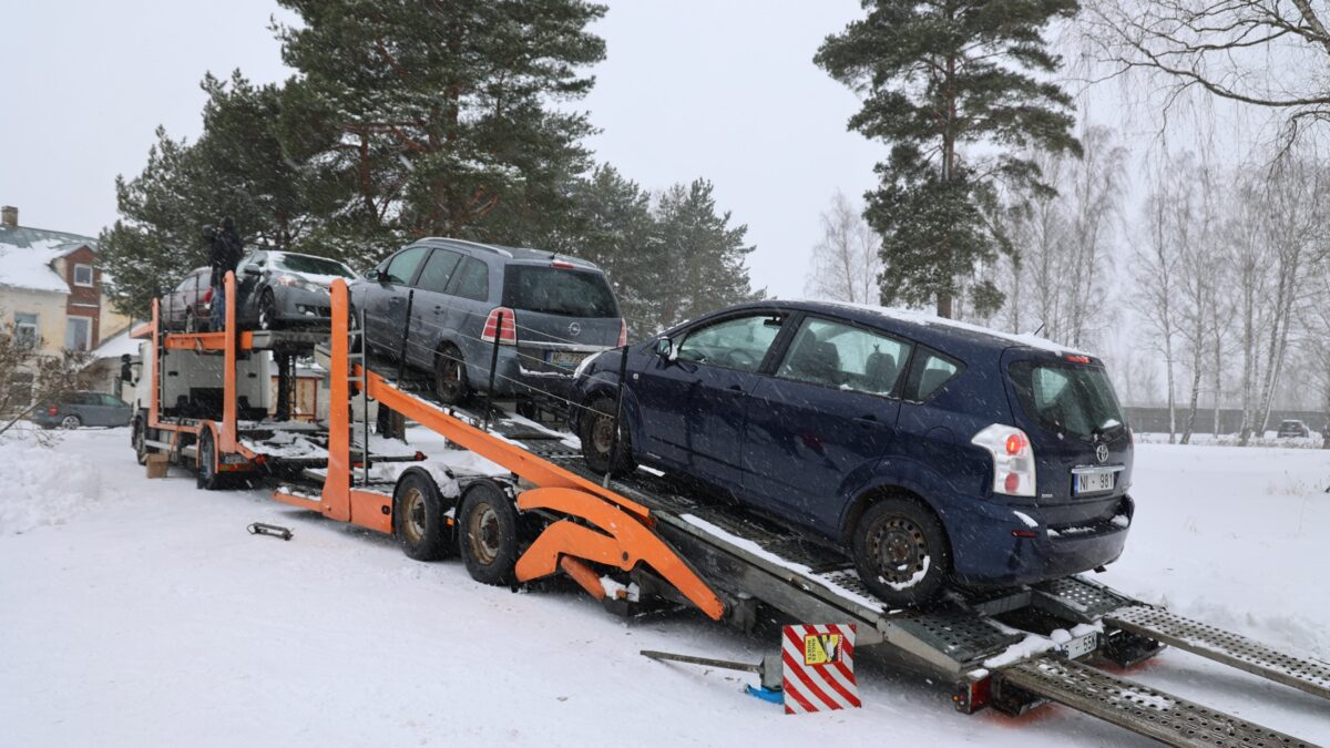 La curiosa forma de ayudar a Ucrania: Letonia dona los coches de sus conductores ebrios