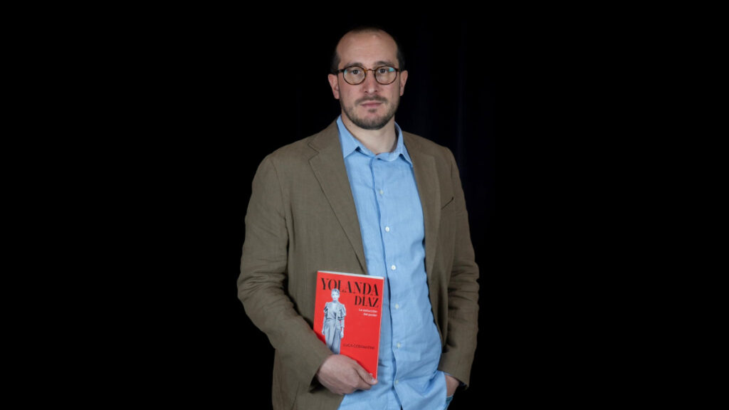 El periodista Luca Costantini con el libro 'Yolanda Díaz: la seducción del poder'