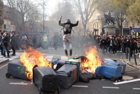 Las protestas y los disturbios en Francia obligan a aplazar la visita de Carlos III al país