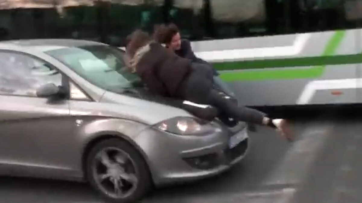 Un coche irrumpe en uno de los cortes de la  Diagonal y atropella a varias manifestantes a su paso