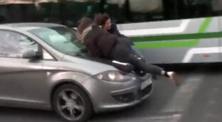 Un coche irrumpe en uno de los cortes de la  Diagonal y atropella a varias manifestantes a su paso