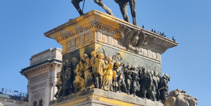 (VÍDEO) Nuevo ataque de «activistas climáticos»: lanzan pintura contra un monumento ecuestre en la plaza del Duomo