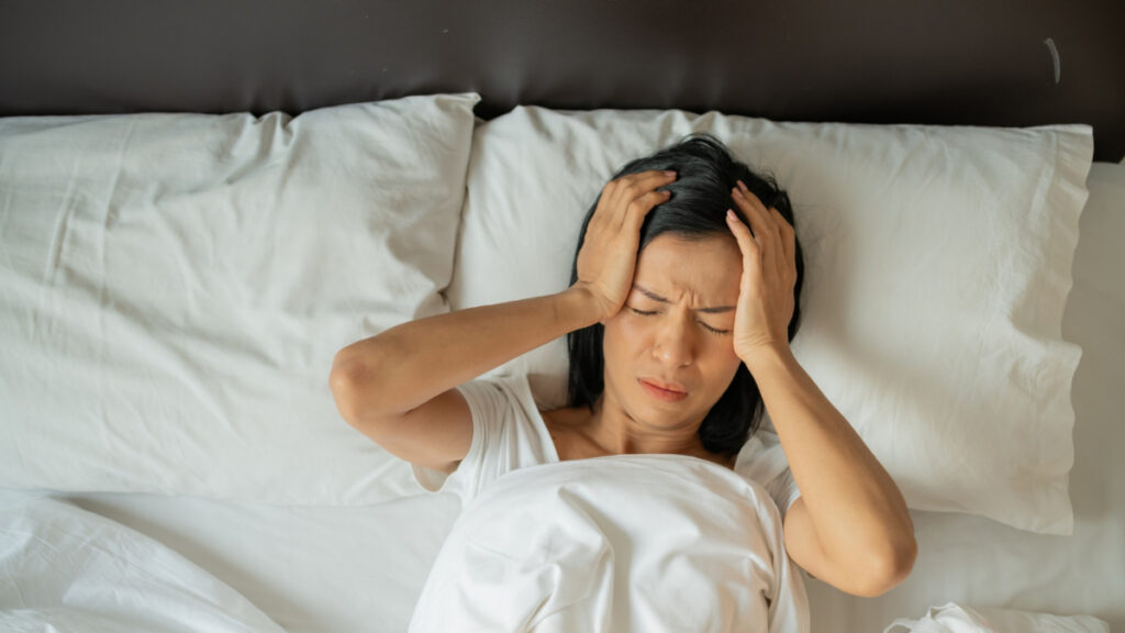 Una mujer con insomnio crónico se despierta en la cama