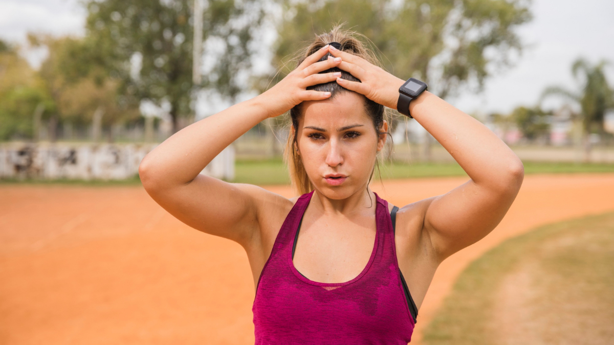 Una mujer después de hacer deporte