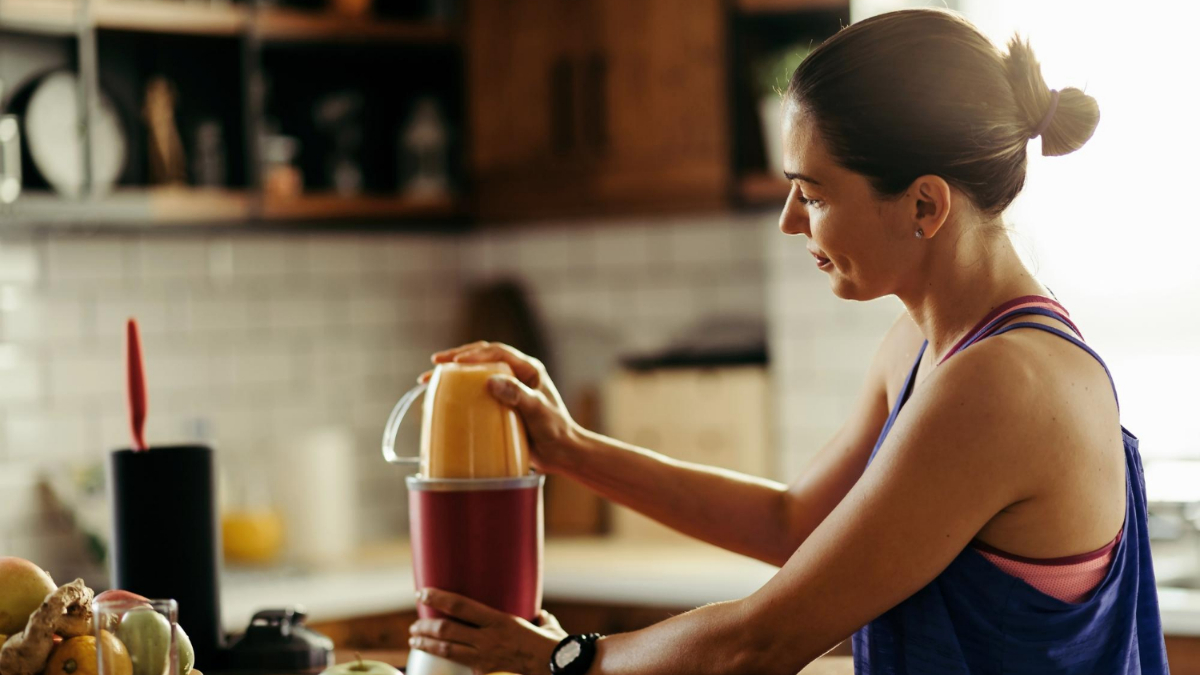 Una mujer prepara un batido de proteínas