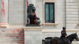 Activistas por el clima arrojan 'pintura' roja a la fachada de los leones del Congreso